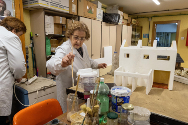 Trabajos en la Asociación de Belenistas de Pamplona a principios de noviembre de 2023