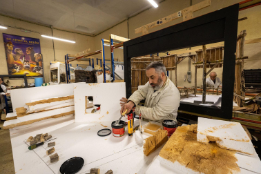 Trabajos en la Asociación de Belenistas de Pamplona a principios de noviembre de 2023