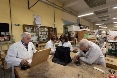 Trabajos en la Asociación de Belenistas de Pamplona a principios de noviembre de 2023