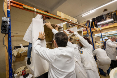 Trabajos en la Asociación de Belenistas de Pamplona a principios de noviembre de 2023