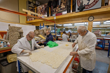 Trabajos en la Asociación de Belenistas de Pamplona a principios de noviembre de 2023