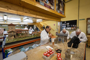 Trabajos en la Asociación de Belenistas de Pamplona a principios de noviembre de 2023