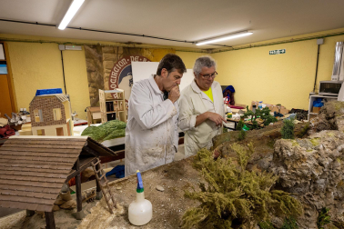 Trabajos en la Asociación de Belenistas de Pamplona a principios de noviembre de 2023
