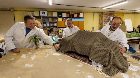 Trabajos en la Asociación de Belenistas de Pamplona a principios de noviembre de 2023