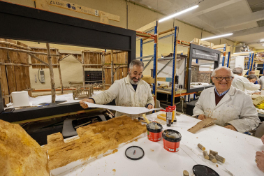 Trabajos en la Asociación de Belenistas de Pamplona a principios de noviembre de 2023