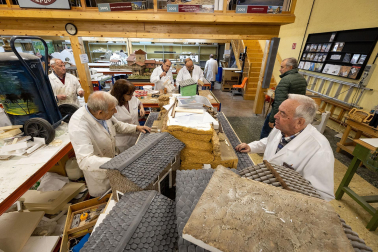 Trabajos en la Asociación de Belenistas de Pamplona a principios de noviembre de 2023