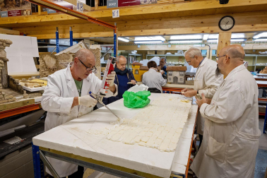 Trabajos en la Asociación de Belenistas de Pamplona a principios de noviembre de 2023