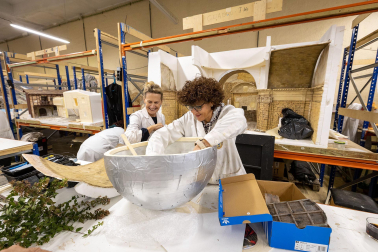 Trabajos en la Asociación de Belenistas de Pamplona a principios de noviembre de 2023