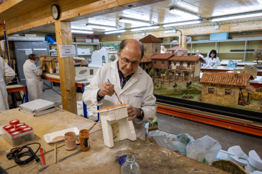 Trabajos en la Asociación de Belenistas de Pamplona a principios de noviembre de 2023