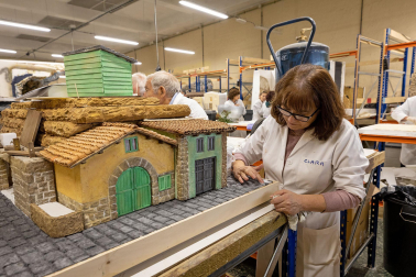 Trabajos en la Asociación de Belenistas de Pamplona a principios de noviembre de 2023