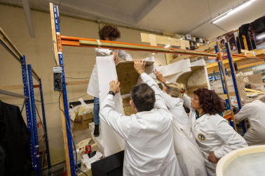 Trabajos en la Asociación de Belenistas de Pamplona a principios de noviembre de 2023