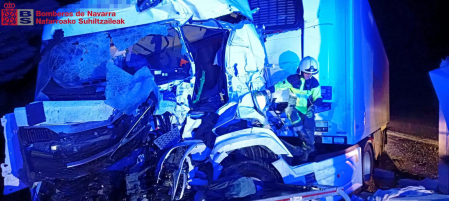 Fotos del accidente con dos camioneros heridos en Baztan.