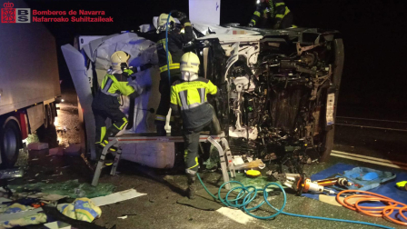 Fotos del accidente con dos camioneros heridos en Baztan.