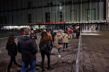 Fotos de la cola para el concierto de Pablo López en el Navarra Arena./ MIGUEL OSÉS