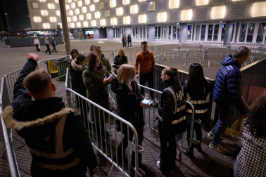 Fotos de la cola para el concierto de Pablo López en el Navarra Arena./ MIGUEL OSÉS