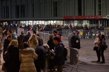 Fotos de la cola para el concierto de Pablo López en el Navarra Arena./ MIGUEL OSÉS