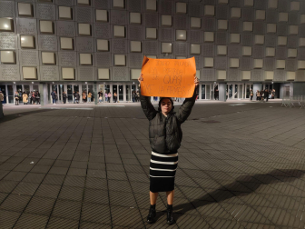 Alba Rodríguez Rodríguez sujeta la pancarta que va a mostrar en el concierto de Pablo López. "Ya tengo tatuada la portada de 'Quasi'. ¿Me la firmas?", se lee en ella