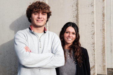 Javier Romero Rodríguez y Jaqueline Sainz Romero, estudiantes de 21 años de cuarto de Derecho en la Universidad de Navarra./