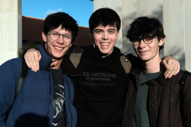 Ángel Ortuño, Gabriel Uribazo y Juan Suárez, de 19 años, alumnos de ADE bilingüe en la UN./