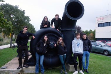 De izquierda a derecha, estudiantes de segundo de Ingeniería Agrónoma: Kerman Unzalu Abrisketa (18), Miren Bedialauneta Sancet (19), María Gastearena Etxeberria (18), Eneko Aguirre Gutiérrez (19) y Ekain Landaarroitajauregui Lezaun (19). Arriba de la turbina: Leire Arrese Felipe (21) y Garai Dendarieta Escudero (19)./