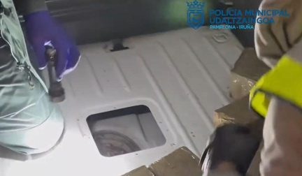 En los registros realizados en los domicilios de los detenidos se localizaron 86 kg de hachís, más de 1,5 kg de MDMA, diverso material para su distribución y dinero en metálico