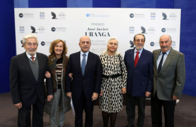 José Antonio Zarzalejos, en el centro, durante el acto de entrega del primer premio José Javier Uranga