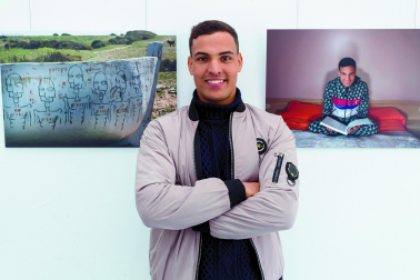 La historia de Mohamed Ounasser (21 años) integra la exposición “Nieva ceniza” que se puede ver estos días en el Civivox de Iturrama (Pamplona) hasta el 30 de diciembre.