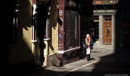 Sombras otoñales en la Calle Campana de Pamplona./