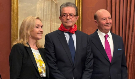 El Círculo de Navarra en Madrid reconoció la trayectoria profesional del empresario Antonio Catalán y le entregó el 'Pañuelico rojo'