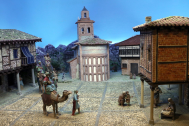 En Segovia. Este belén se inspira en la localidad castellana de Arévalo, con una iglesia muy parecida a la de Cuéllar./