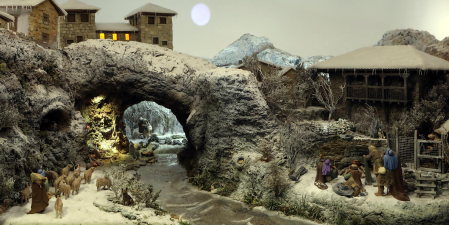 El frío de Puentedey. Varias singularidades en este belén burgalés. Refleja un entorno de frío y nieve y las figuras van calzadas con botas, algo inusual; en las rocas hay buitres que, de pronto, emprenden vuelo./