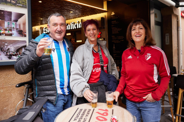 Fotos de aficionados de Osasuna y Real Sociedad en Pamplona./