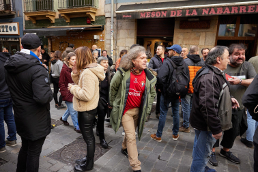 Fotos de aficionados de Osasuna y Real Sociedad en Pamplona./