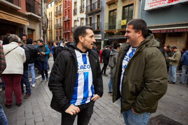 Fotos de aficionados de Osasuna y Real Sociedad en Pamplona./