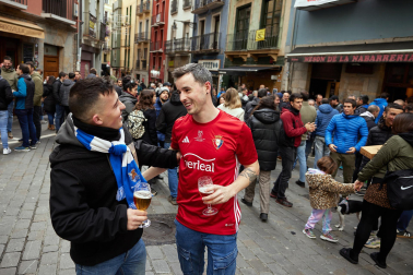 Fotos de aficionados de Osasuna y Real Sociedad en Pamplona./
