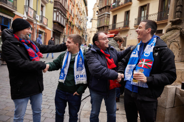 Fotos de aficionados de Osasuna y Real Sociedad en Pamplona./