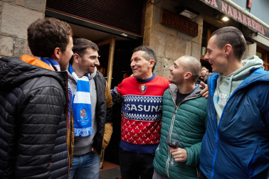 Fotos de aficionados de Osasuna y Real Sociedad en Pamplona./