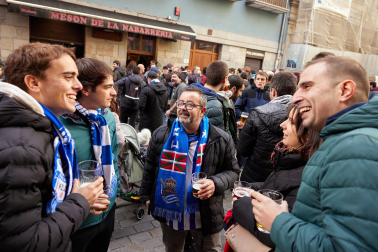 Fotos de aficionados de Osasuna y Real Sociedad en Pamplona./