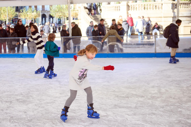 Inauguración de la pista de hielo en la Plaza del Castillo de Pamplona./