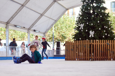 Inauguración de la pista de hielo en la Plaza del Castillo de Pamplona./