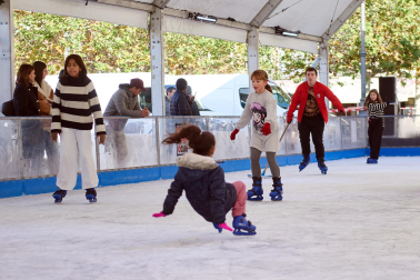 Inauguración de la pista de hielo en la Plaza del Castillo de Pamplona./