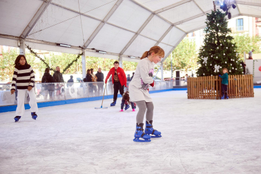 Inauguración de la pista de hielo en la Plaza del Castillo de Pamplona./