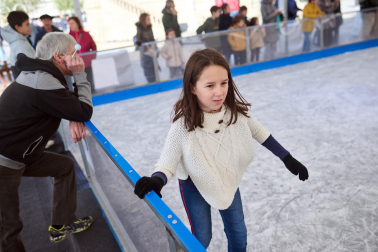 Inauguración de la pista de hielo en la Plaza del Castillo de Pamplona./