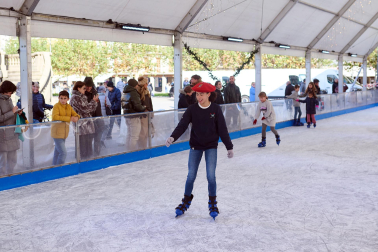 Inauguración de la pista de hielo en la Plaza del Castillo de Pamplona./