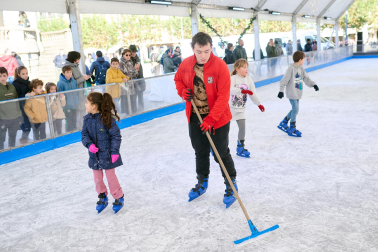 Inauguración de la pista de hielo en la Plaza del Castillo de Pamplona./