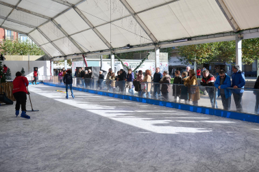 Inauguración de la pista de hielo en la Plaza del Castillo de Pamplona./