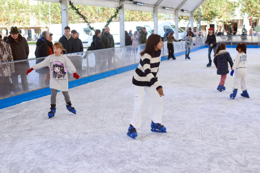 Inauguración de la pista de hielo en la Plaza del Castillo de Pamplona./