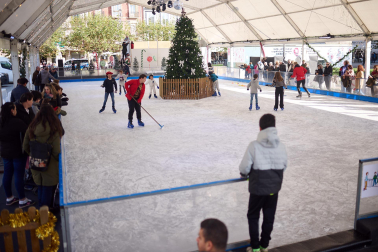 Inauguración de la pista de hielo en la Plaza del Castillo de Pamplona./