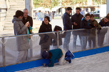 Inauguración de la pista de hielo en la Plaza del Castillo de Pamplona./