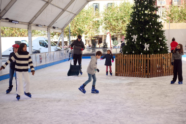 Inauguración de la pista de hielo en la Plaza del Castillo de Pamplona./